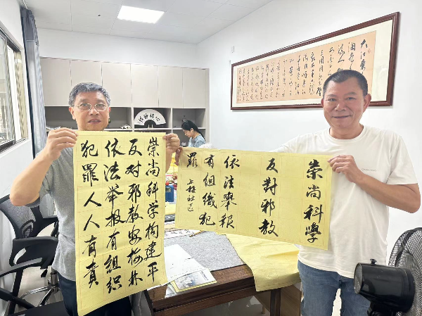 图11：福田区梅林街道居民创作反邪宣传书法作品.jpeg