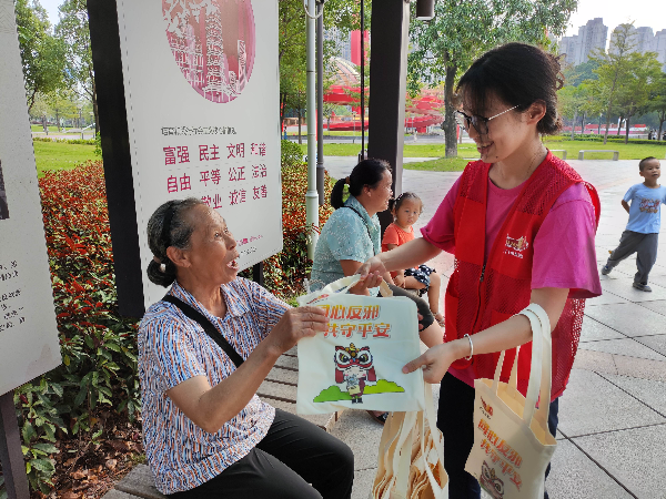 09在下沙公园派发反邪资料.jpg