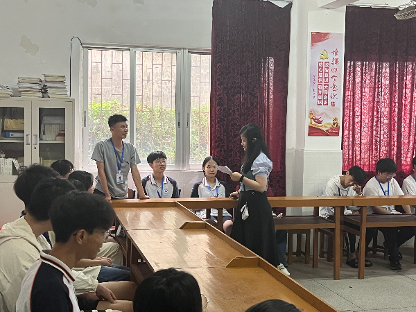 8.心理老师回答学生疑问.jpg