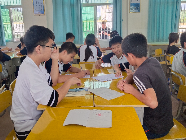 9.学生分组讨论.jpg