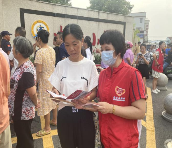04在小学门口派发宣传单.png
