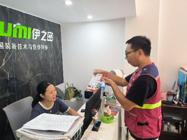 05走进辖区企业开展反邪教宣传.jpg