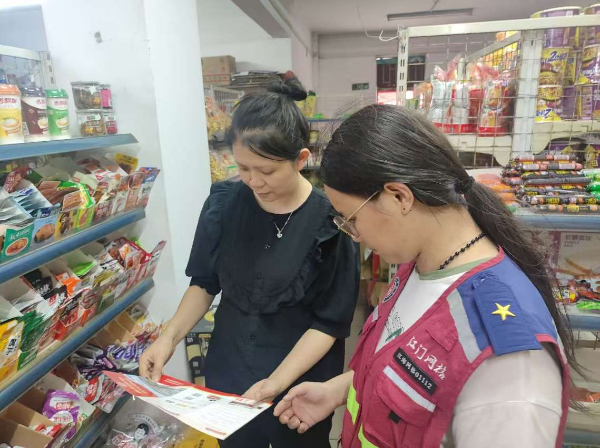 06走进商铺派发反邪教宣传册.jpg