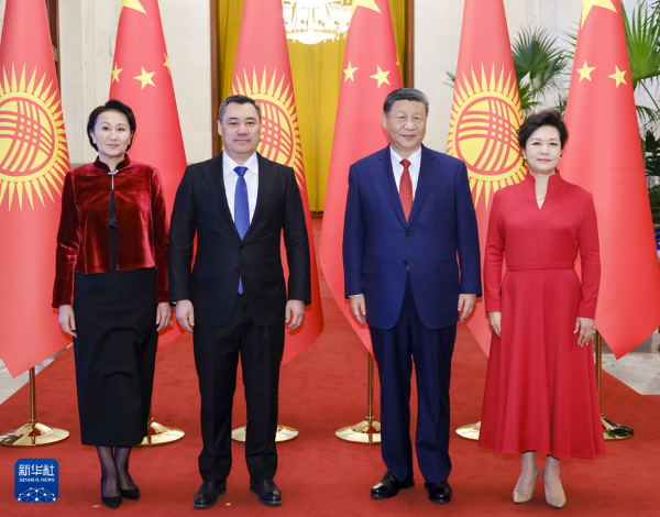 　　2月5日上午，国家主席习近平在北京人民大会堂同来华进行国事访问的吉尔吉斯斯坦总统扎帕罗夫举行会谈。这是习近平和夫人彭丽媛同扎帕罗夫和夫人扎帕罗娃合影。新华社记者 丁林 摄