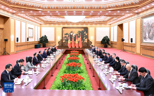 　　2月5日上午，国家主席习近平在北京人民大会堂同来华进行国事访问的吉尔吉斯斯坦总统扎帕罗夫举行会谈。新华社记者 申宏 摄