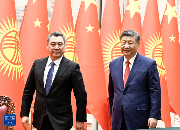 　　2月5日上午，国家主席习近平在北京人民大会堂同来华进行国事访问的吉尔吉斯斯坦总统扎帕罗夫举行会谈。新华社记者 李学仁 摄