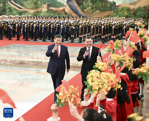 　　2月5日上午，国家主席习近平在北京人民大会堂同来华进行国事访问的吉尔吉斯斯坦总统扎帕罗夫举行会谈。这是会谈前，习近平在人民大会堂北大厅为扎帕罗夫举行欢迎仪式。新华社记者 李响 摄