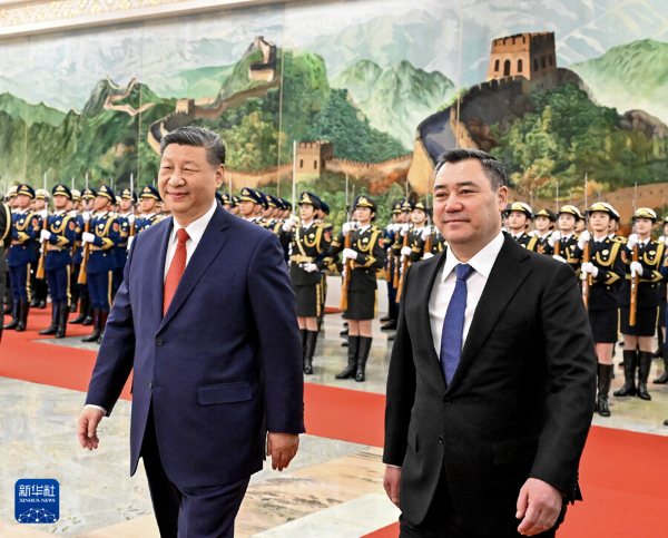 　　2月5日上午，国家主席习近平在北京人民大会堂同来华进行国事访问的吉尔吉斯斯坦总统扎帕罗夫举行会谈。这是会谈前，习近平在人民大会堂北大厅为扎帕罗夫举行欢迎仪式。新华社记者 申宏 摄