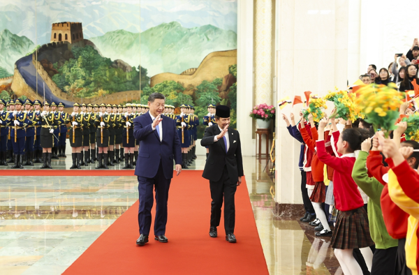 　　2月6日上午，国家主席习近平在北京人民大会堂同来华进行国事访问的文莱苏丹哈桑纳尔举行会谈。这是会谈前，习近平在人民大会堂北大厅为哈桑纳尔举行欢迎仪式。新华社记者 黄敬文 摄