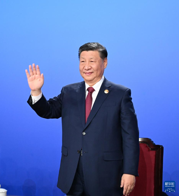 2月7日晚，第九届亚洲冬季运动会在黑龙江省哈尔滨市隆重开幕。这是国家主席习近平在主席台上向大家挥手致意。新华社记者 谢环驰 摄