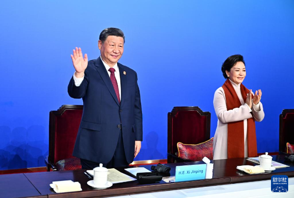 2月7日晚，第九届亚洲冬季运动会在黑龙江省哈尔滨市隆重开幕。这是国家主席习近平在主席台上向大家挥手致意。新华社记者 燕雁 摄