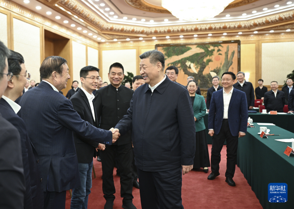 　　2月17日，中共中央总书记、国家主席、中央军委主席习近平在京出席民营企业座谈会并发表重要讲话。这是习近平同民营企业负责人亲切交流。新华社记者 李学仁 摄