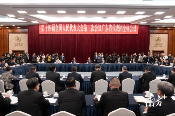 3月6日下午，十四届全国人大三次会议广东省代表团在住地举行全体会议，继续审议政府工作报告，审查计划报告和草案、预算报告和草案，来自107家境内外媒体的267名记者到会旁听。南方+记者 张梓望 摄