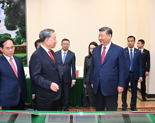 　　4月14日下午，中共中央总书记、国家主席习近平在越共中央驻地同越共中央总书记苏林举行会谈。这是会谈后，两党总书记共同见证中越双方签署的45份双边合作文本展示。新华社记者 谢环驰 摄