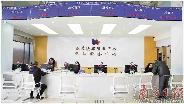 广州市黄埔区综治中心设置法治服务集聚区，为来访群众提供法律服务。