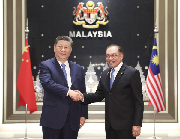 　　4月16日下午，国家主席习近平同马来西亚总理安瓦尔在布特拉加亚总理官邸举行会谈。 新华社记者 黄敬文 摄