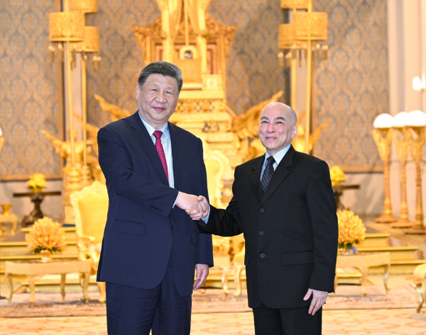 4月17日下午，柬埔寨国王西哈莫尼同中国国家主席习近平在金边王宫举行会见。 新华社记者 李学仁 摄