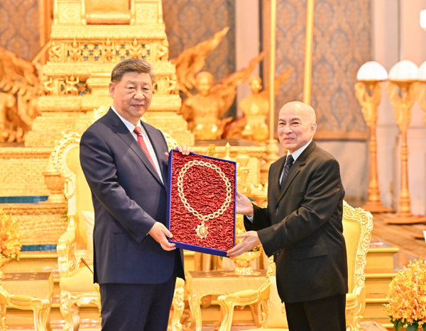 4月17日下午，柬埔寨国王西哈莫尼同中国国家主席习近平在金边王宫举行会见。这是西哈莫尼向习近平颁授“柬埔寨王国民族独立大项链级勋章”。 新华社记者 殷博古 摄