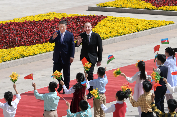 　　4月23日上午，国家主席习近平在北京人民大会堂同来华进行国事访问的阿塞拜疆总统阿利耶夫举行会谈。这是会谈前，习近平在人民大会堂东门外广场为阿利耶夫举行欢迎仪式。新华社记者 李涛 摄