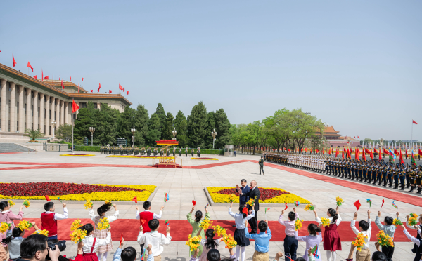 　　4月23日上午，国家主席习近平在北京人民大会堂同来华进行国事访问的阿塞拜疆总统阿利耶夫举行会谈。这是会谈前，习近平在人民大会堂东门外广场为阿利耶夫举行欢迎仪式。新华社记者 翟健岚 摄