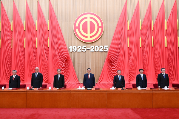 　　4月28日，庆祝中华全国总工会成立100周年暨全国劳动模范和先进工作者表彰大会在北京人民大会堂隆重举行。习近平、李强、赵乐际、王沪宁、蔡奇、丁薛祥、李希等出席大会。新华社记者 谢环驰 摄