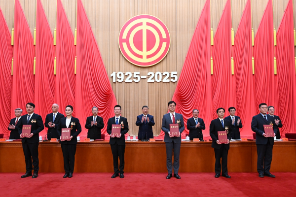 　　4月28日，庆祝中华全国总工会成立100周年暨全国劳动模范和先进工作者表彰大会在北京人民大会堂隆重举行。这是习近平等党和国家领导人为全国劳动模范和先进工作者代表颁发荣誉证书。新华社记者 谢环驰 摄