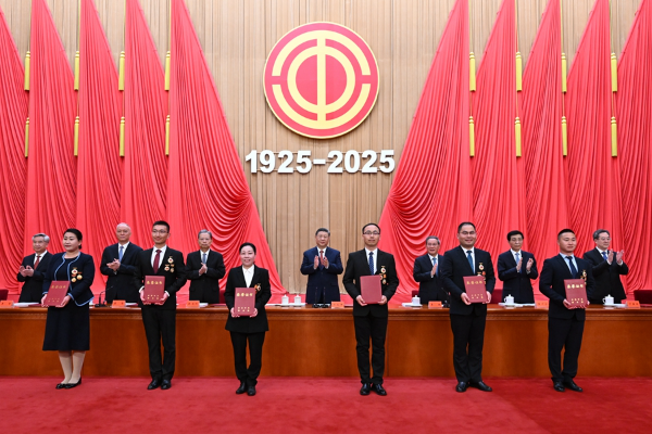 　　4月28日，庆祝中华全国总工会成立100周年暨全国劳动模范和先进工作者表彰大会在北京人民大会堂隆重举行。这是习近平等党和国家领导人为全国劳动模范和先进工作者代表颁发荣誉证书。新华社记者 谢环驰 摄