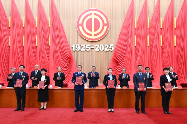 　　4月28日，庆祝中华全国总工会成立100周年暨全国劳动模范和先进工作者表彰大会在北京人民大会堂隆重举行。这是习近平等党和国家领导人为全国劳动模范和先进工作者代表颁发荣誉证书。新华社记者 谢环驰 摄