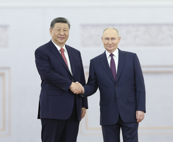 当地时间5月8日上午，俄罗斯总统普京同中国国家主席习近平在莫斯科克里姆林宫举行会谈。普京在乔治大厅为习近平举行隆重欢迎仪式。这是两国元首亲切握手合影。 
