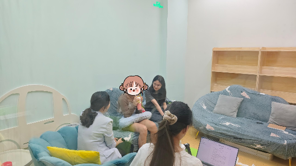 广州市检察院检察官在“护蕊”一站式工作室询问被害人