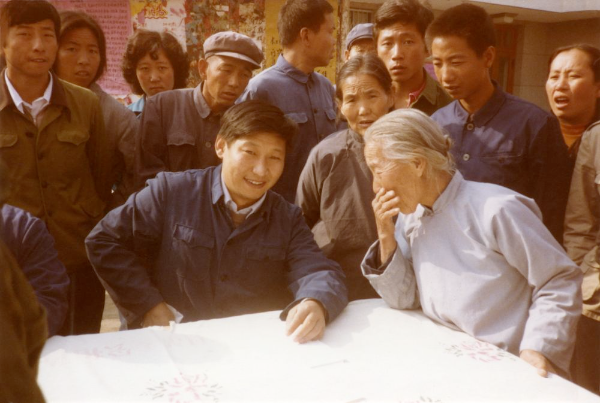 这是1983年，时任河北正定县委书记的习近平，临时在大街上摆桌子听取老百姓意见。