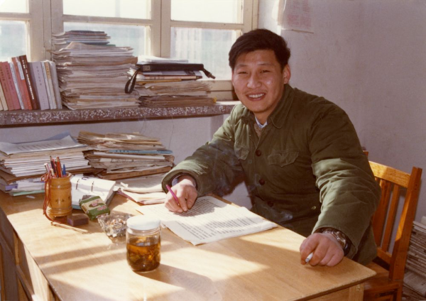 这是1983年，在河北正定办公室里的习近平。