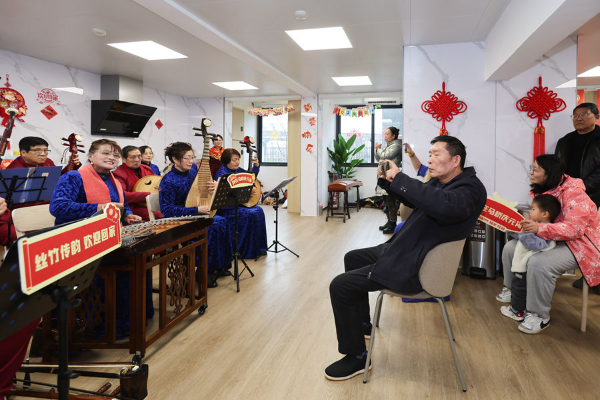民乐队在上海市闵行区新时代城市建设者管理者之家演奏（2024年2月23日摄）。新华社记者 王翔 摄