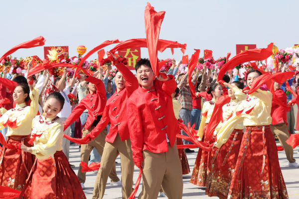 　　9月23日下午，中共中央总书记、国家主席、中央军委主席习近平率中央代表团乘专机抵达乌鲁木齐，出席新疆维吾尔自治区成立70周年庆祝活动。习近平等在机场受到新疆各族群众的热烈欢迎。新华社记者 姚大伟 摄