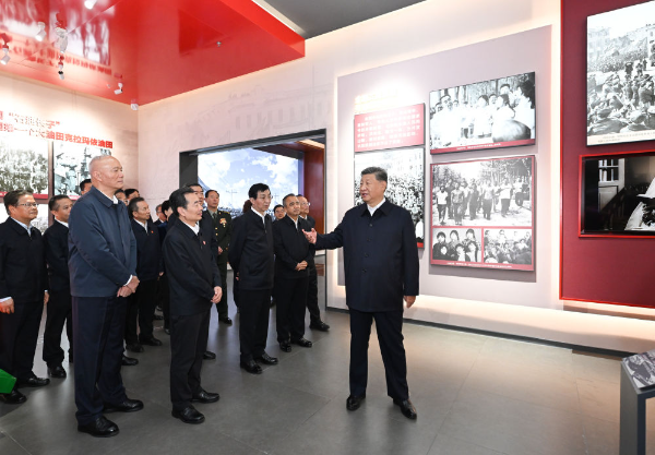 　　9月24日上午，中共中央总书记、国家主席、中央军委主席习近平在乌鲁木齐文化中心展览馆参观新疆维吾尔自治区成立70周年主题成就展。新华社记者 谢环驰 摄