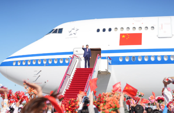 　　中共中央总书记、国家主席、中央军委主席习近平在乌鲁木齐出席新疆维吾尔自治区成立70周年庆祝活动后，9月25日中午乘专机返回北京。这是习近平在乌鲁木齐天山国际机场向前来欢送的各族群众挥手致意。新华社记者 李琰 摄