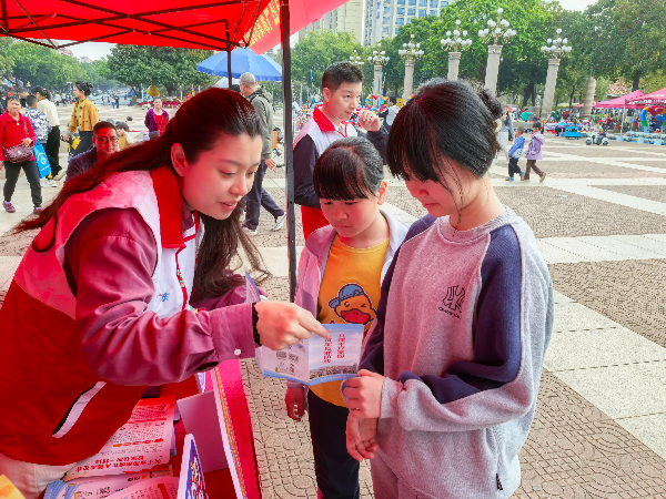 3.志愿者认真讲解反邪教知识.jpg