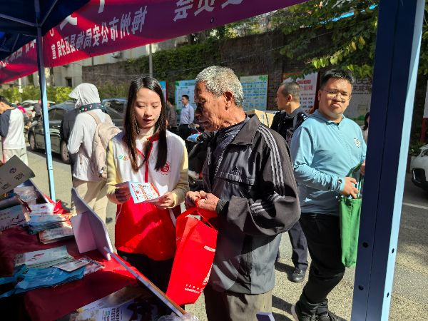 6.志愿者认真讲解反邪教知识.jpg