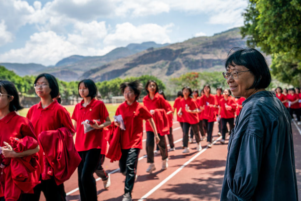 2024年6月7日，张桂梅组织走出考场的学生准备返回学校。新华社记者 胡超 摄