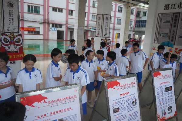 湛江市麻章区中小学学生参观反邪教宣传展板1.JPG
