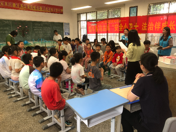 新丰县马头镇中心联合马头镇政府、县司法局共同举办“安全小卫士·法治伴成长”暑期法治宣传活动.jpg
