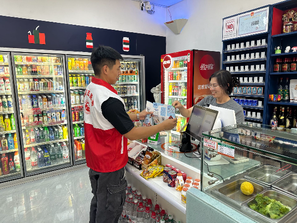 1765330497805497.jpg 深入居民聚集场所开展宣传 (1).jpg