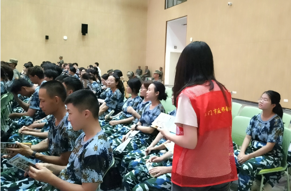 1766628296173940.png 4.志愿者协助开展开学第一课.png