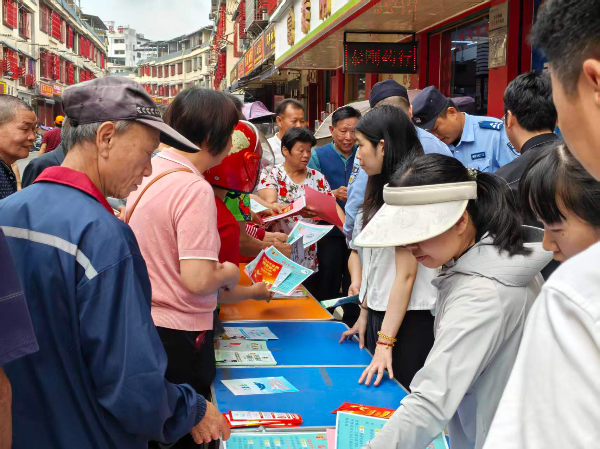 1778232364862071.jpg 志愿者到人流密集地开展反邪宣传.jpg
