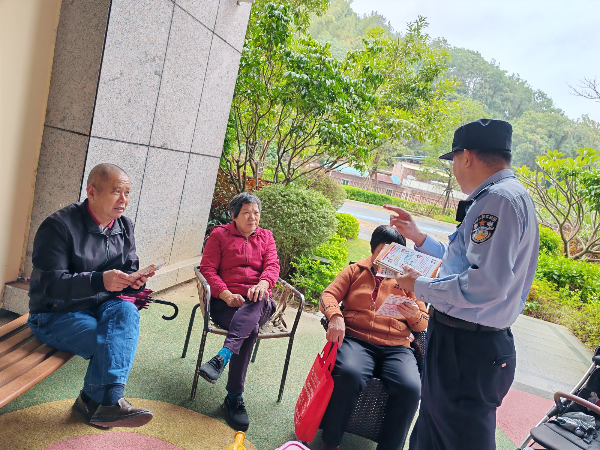 1778232379525846.jpg 民警深入社区开展反邪宣传.jpg