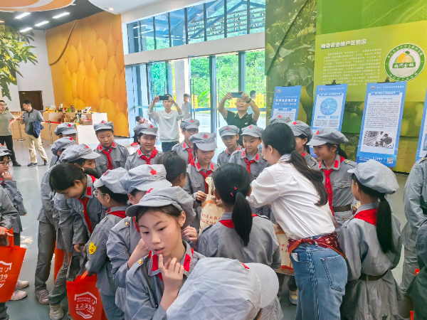 1778232461652409.jpg 针对学生开展反邪宣传1.jpg