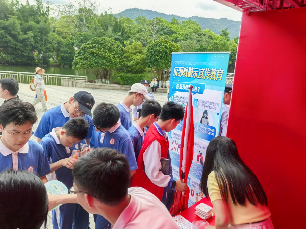 1778232571399136.jpg 学生学习反邪宣传知识2.jpg